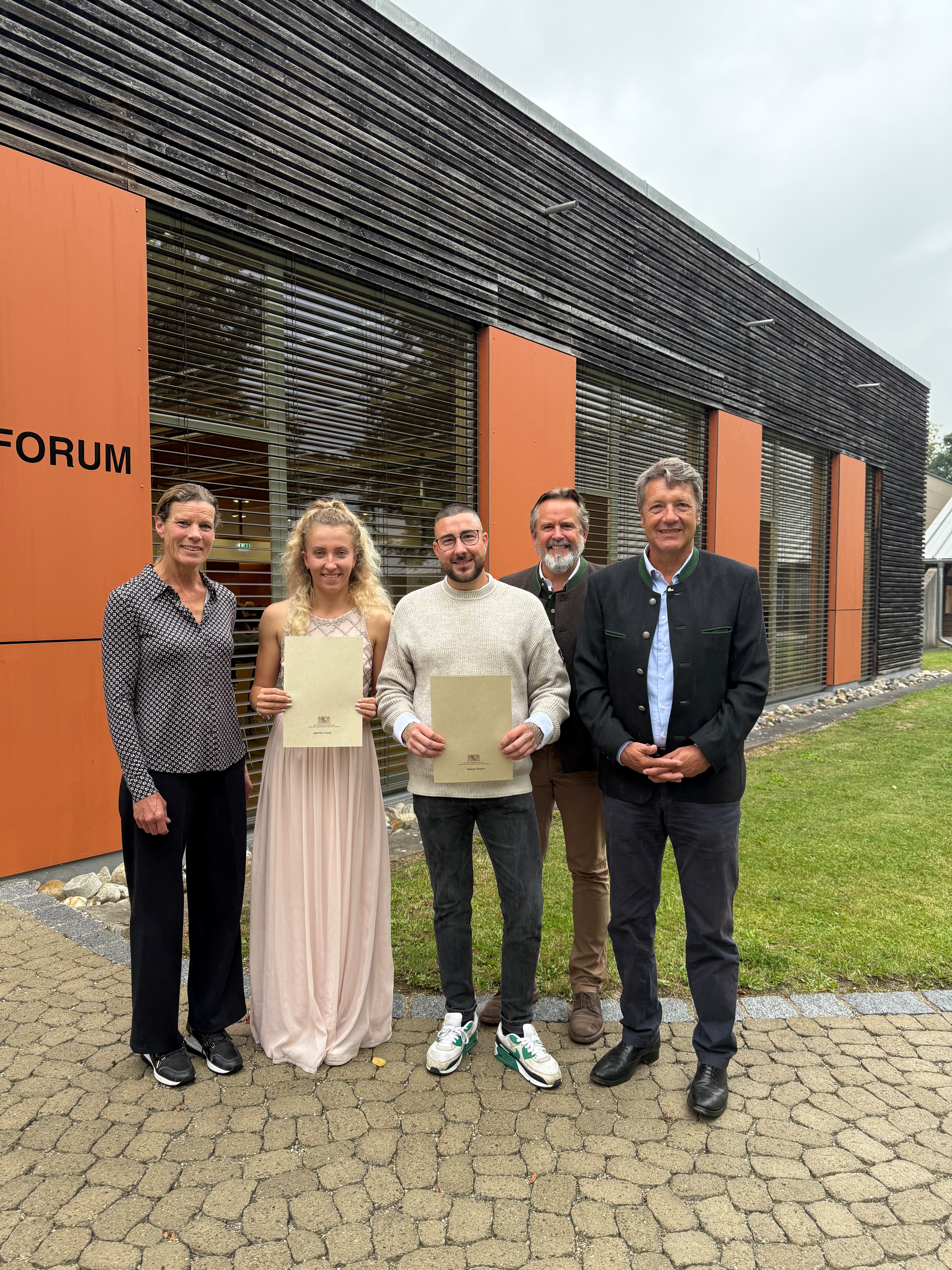 Von links nach rechts: Friedericke Schulz-Wallner (Leiterin BLRFS), Jasmin Kück, Marco Meier, Thomas Schreder (Geschäftsführer BRFV) und Stephan Sedlmayer (Präsident LfL)