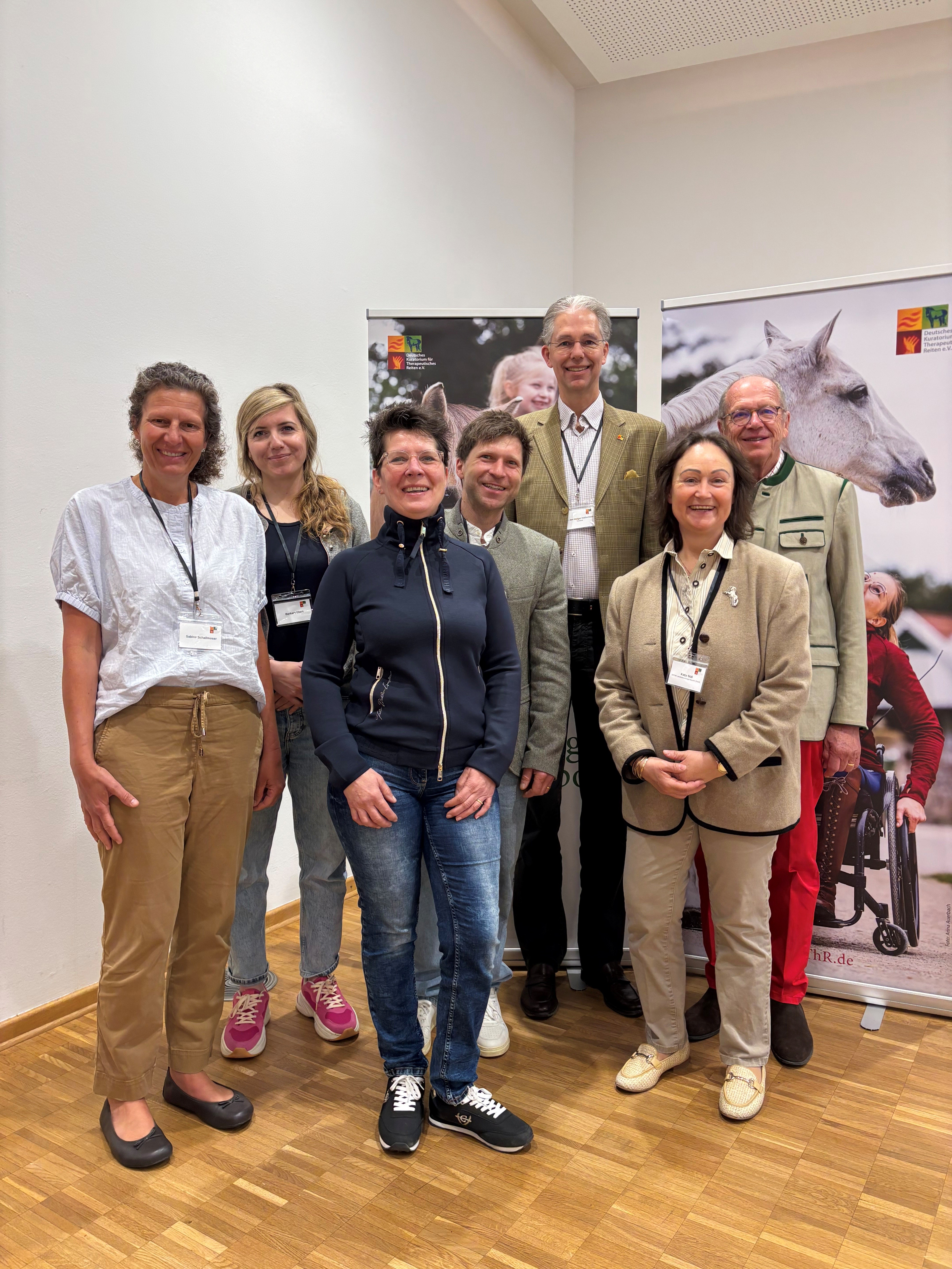 In der Gründung befindet sich der Fachbeirat für pferdgestützte Therapie, Förderung und den Pferdesport für Menschen mit Behinderung im Bayerischer Reit- und Fahrverband e.V..
Auf dem Foto sind sowohl Gründungsmitglieder als auch Vertreterinnen und Vertreter des Deutsches Kuratorium für Therapeutisches Reiten abgebildet. Es handelt sich nicht um die vollständige Zusammensetzung des Fachbeirats.
Von links: Sabine Schallmoser, Barbara Ebert, Nicole Wilfinger, Klaus Ebert, Jan Holger Holtschmit, Katja Süß und Uwe Kaplirz zu Sulewicz