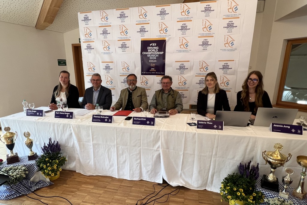 Foto: BRFV v. l. Anika Geiger (Teilnehmerin Weltmeisterschaft Einspänner 2022), Karl-Heinz Geiger (Bundestrainer Fahren), Thomas Schreder (Geschäftsführer Bayerischer Reit- und Fahrverband), Gerhard Eck (Präsident Bayerischer Reit- u. Fahrverband), Valerie Thau (Moderation, Tickting Fei Driving World Championship Singles), Jasmin Jung (Presse-Assistentin)